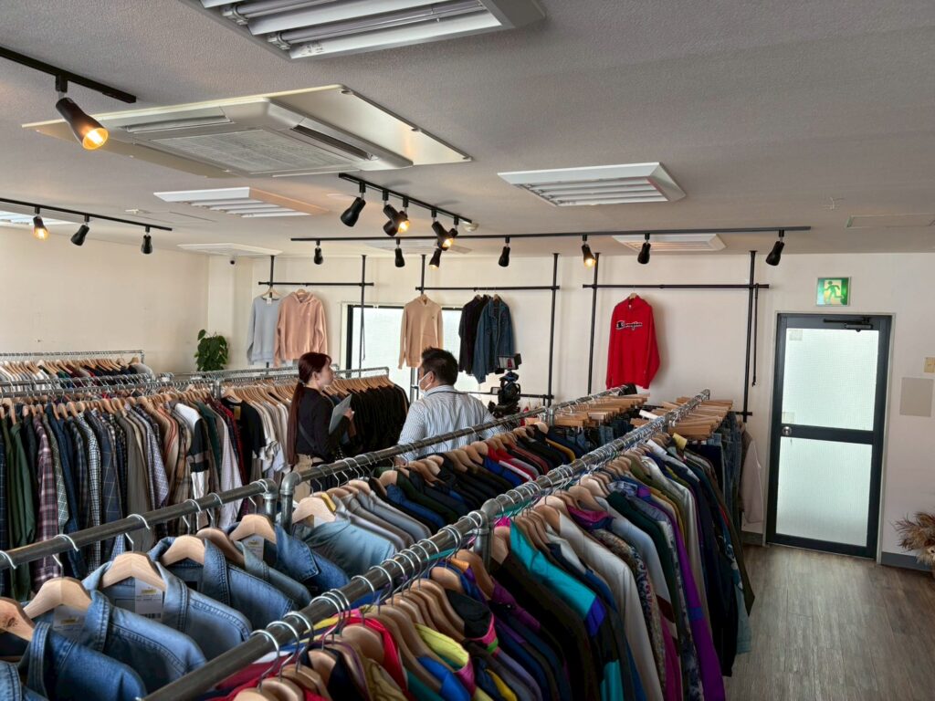 古着が並ぶSELFURUGIの店内